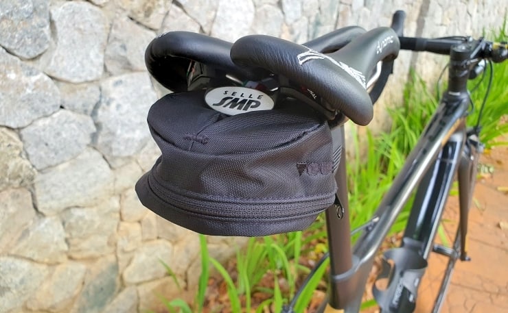 Another view showing how the top of the compact size sleeve touches the rear Selle SMP logo