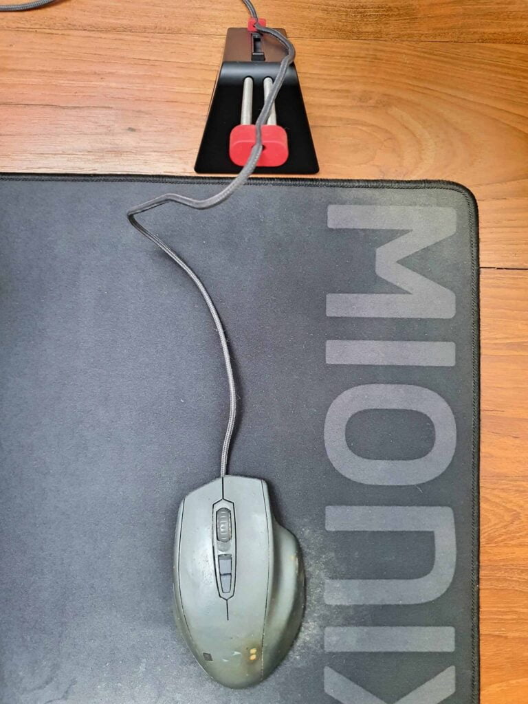 Front view of mouse bungee and Mionix mouse setup.